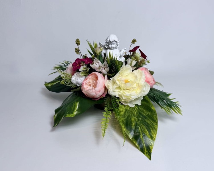 Aniołek - kompozycja kwiatowa z piwoniami i Aniołkiem