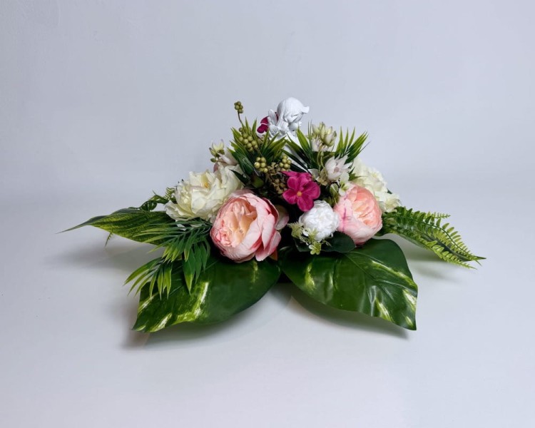 Aniołek - kompozycja kwiatowa z piwoniami i Aniołkiem