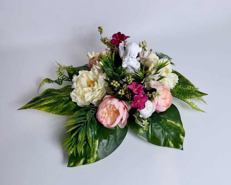 Aniołek - kompozycja kwiatowa z piwoniami i Aniołkiem