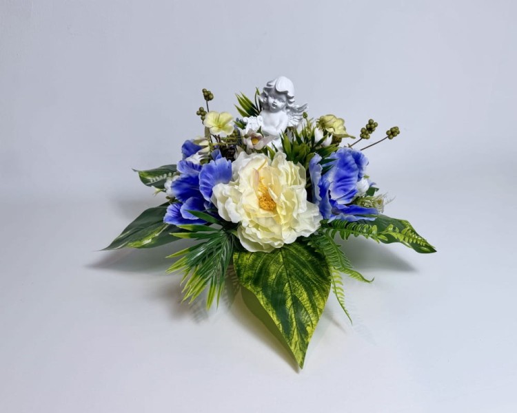 Aniołek - kompozycja kwiatowa z piwoniami i Aniołkiem
