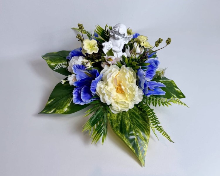 Aniołek - kompozycja kwiatowa z piwoniami i Aniołkiem