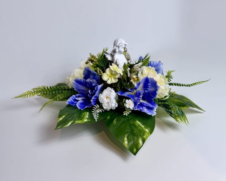 Aniołek - kompozycja kwiatowa z piwoniami i Aniołkiem