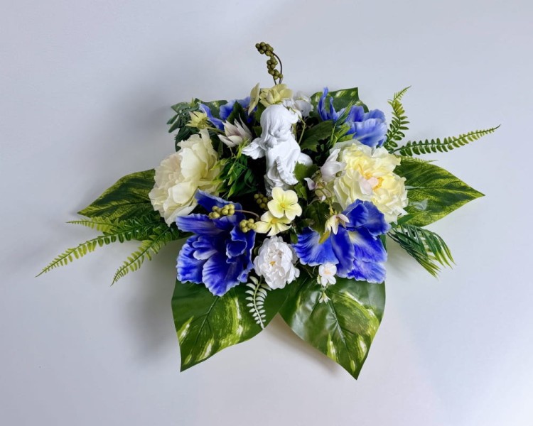 Aniołek - kompozycja kwiatowa z piwoniami i Aniołkiem