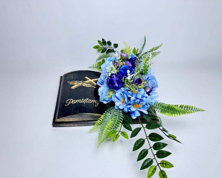 "Pamięć" - ozdobna książka z kwiatową kompozycją z błękicie