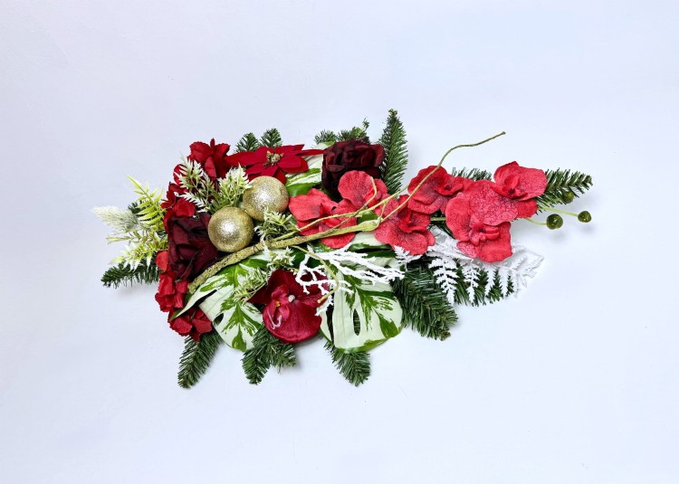stroik-bozonarodzeniowy-czerwone-kwiaty-zlote-bombki-dluga-kompozycja-swiateczna