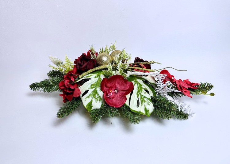 stroik-bozonarodzeniowy-czerwone-kwiaty-zlote-bombki-dluga-kompozycja-swiateczna