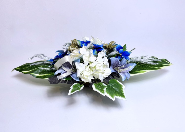 stroik-bozonarodzeniowy-dlugi-niebieskie-biale-kwiaty-zimowa-dekoracja-swiateczna