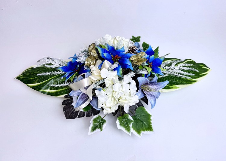 stroik-bozonarodzeniowy-dlugi-niebieskie-biale-kwiaty-zimowa-dekoracja-swiateczna