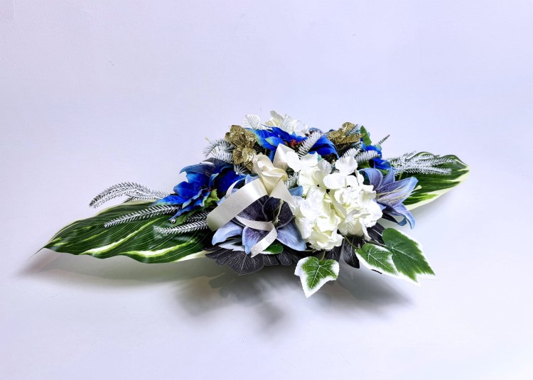 stroik-bozonarodzeniowy-dlugi-niebieskie-biale-kwiaty-zimowa-dekoracja-swiateczna