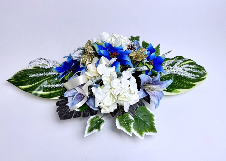 stroik-bozonarodzeniowy-dlugi-niebieskie-biale-kwiaty-zimowa-dekoracja-swiateczna