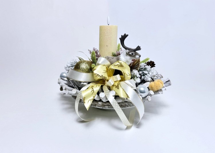 stroik-ze-swieca-renifer-biala-kokarda-zlota-bombka-srebrne-bombki-dekoracja-zimowa