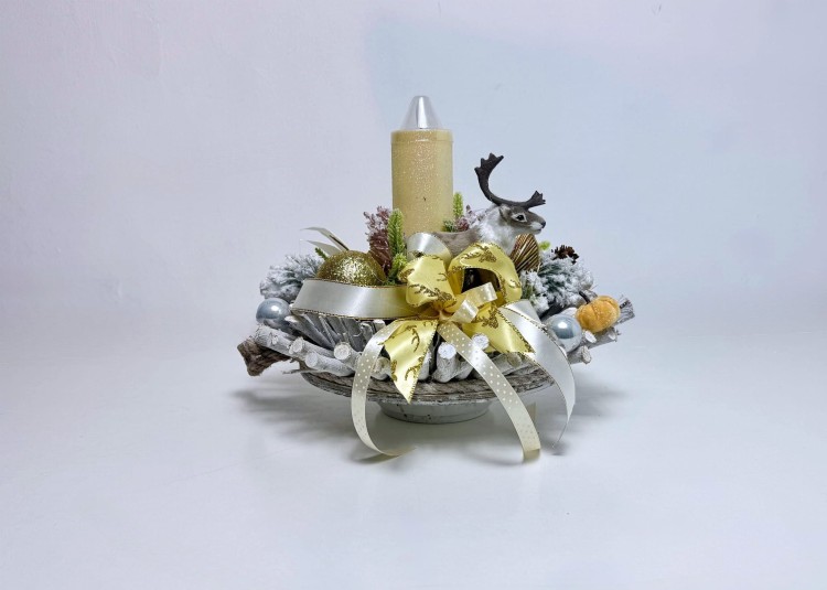 stroik-ze-swieca-renifer-biala-kokarda-zlota-bombka-srebrne-bombki-dekoracja-zimowa