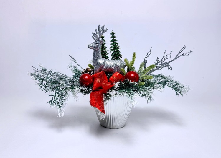 stroik-bozonarodzeniowy-srebrny-renifer-czerwona-kokarda-mrozona-dekoracja-zimowa