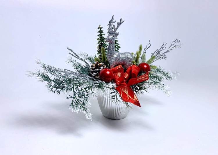 stroik-bozonarodzeniowy-srebrny-renifer-czerwona-kokarda-mrozona-dekoracja-zimowa