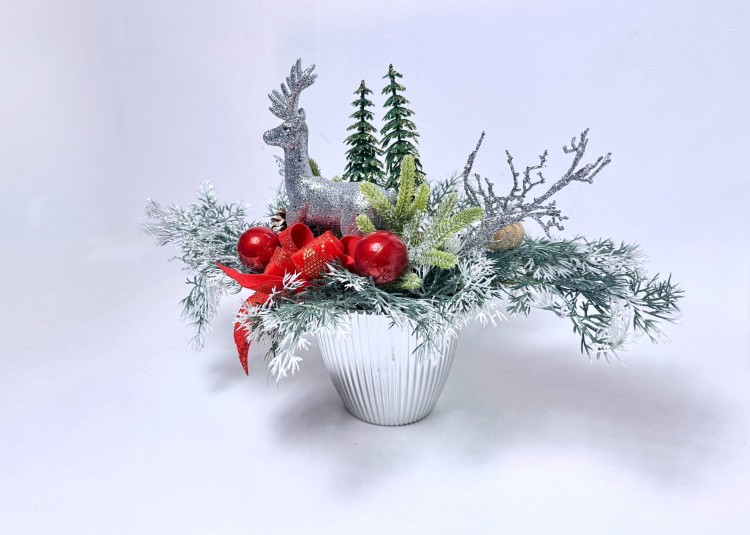 stroik-bozonarodzeniowy-srebrny-renifer-czerwona-kokarda-mrozona-dekoracja-zimowa