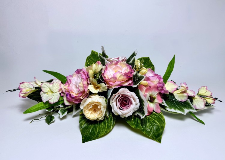 wiosenna-kompozycja-na-grob-rozowe-peonie-i-roze-stroik-cmentarny