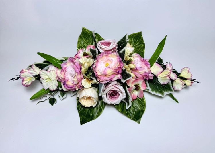 wiosenna-kompozycja-na-grob-rozowe-peonie-i-roze-stroik-cmentarny