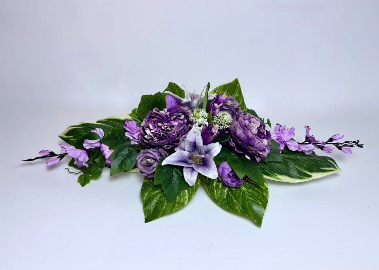 wiosenny-stroik-na-grob-biala-hortensja-blekitne-lilie-wiazanka