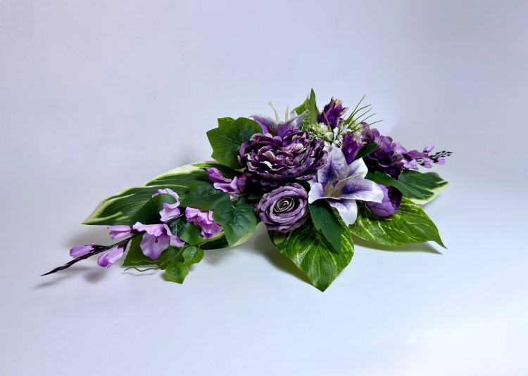 wiosenny-stroik-na-grob-biala-hortensja-blekitne-lilie-wiazanka