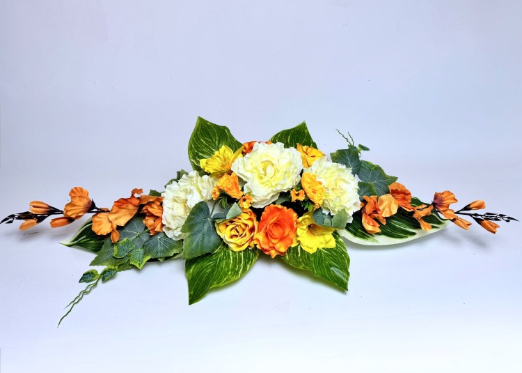 wiosenny-stroik-na-grob-zolte-peonie-pomaranczowe-roze-dekoracja-nagrobna