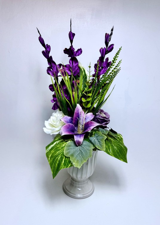 bukiet-do-wazonu-na-grob-fiolet-krem-mieczyki-lilie