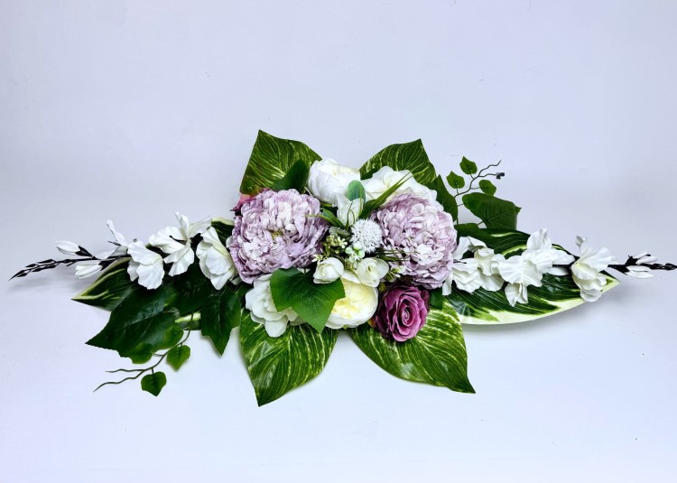 stroik-nagrobny-krem-fiolet-peonie-lilie-wiazanka