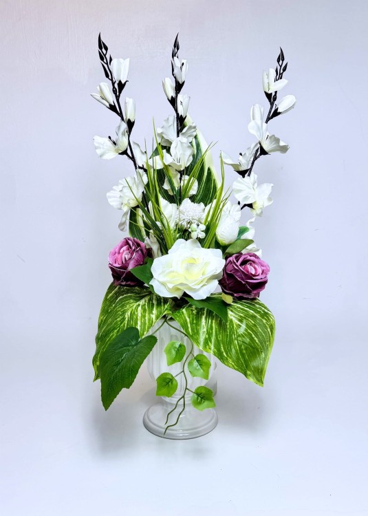 bukiet-do-wazonu-na-grob-fiolet-krem-mieczyki-lilie