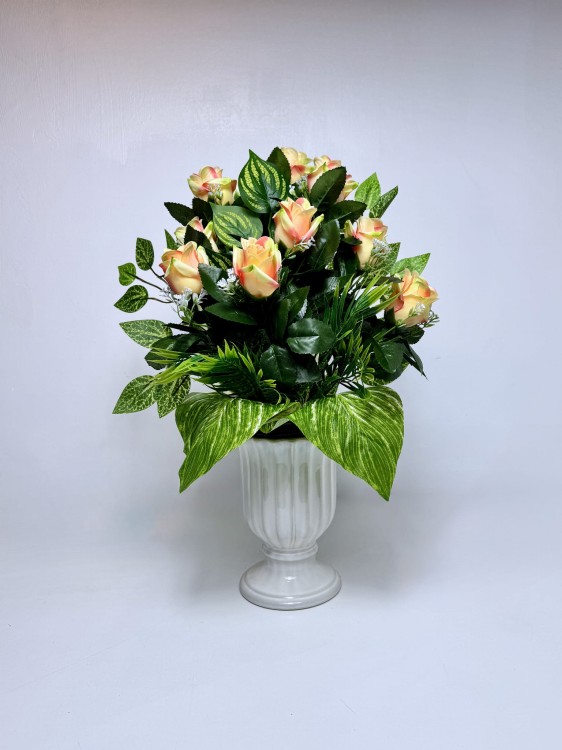 nowoczesne stroiki ze sztucznych kwiatów stroik na cmentarz kwiaty na cmentarz bukiet z roz brzoskwiniowe kremowe roze liscie funkii hosta bukiet do wazonu na cmentarz  polskie rekodzielo dekoracja nagrobna caloroczna na grobowiec pomnik