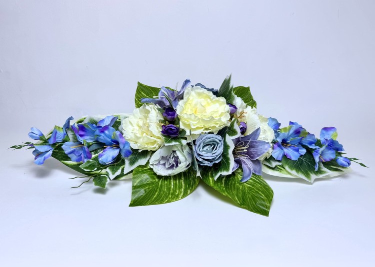 kremowo-blekitna-kompozycja-nagrobna-peonie-lilie niebieski stroik niebieska wiązanka