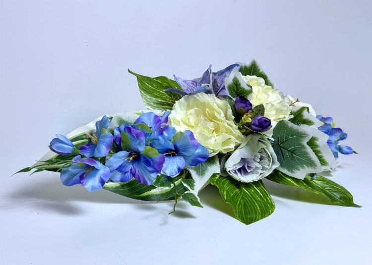 kremowo-blekitna-kompozycja-nagrobna-peonie-lilie niebieski stroik niebieska wiązanka