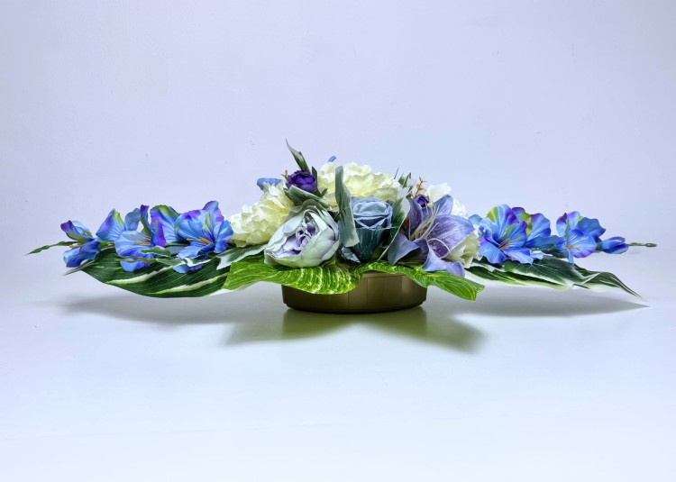 kremowo-blekitna-kompozycja-nagrobna-peonie-lilie niebieski stroik niebieska wiązanka na cmentarz