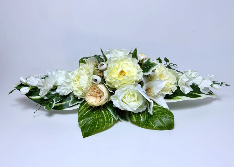 kremowo-biala-kompozycja-nagrobna-peonie-roze-lilie.jpg