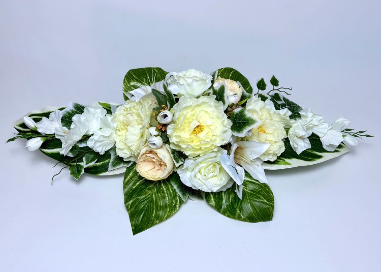 kremowo-biala-kompozycja-nagrobna-peonie-roze-lilie.jpg