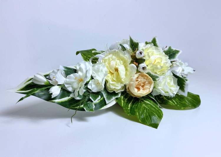 kremowo-biala-kompozycja-nagrobna-peonie-roze-lilie.jpg
