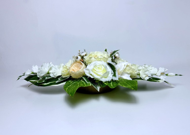 kremowo-biala-kompozycja-nagrobna-peonie-roze-lilie.jpg