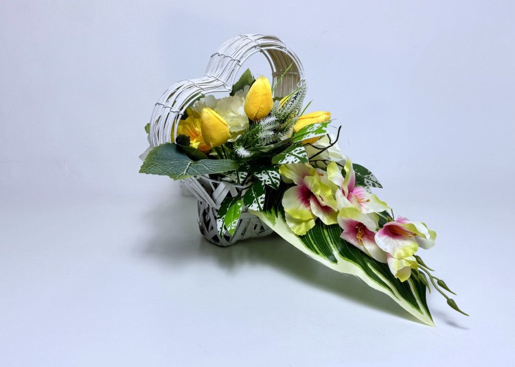 zolto-biala-kompozycja-serce-koszyk-nagrobny-tulipany.jpg
