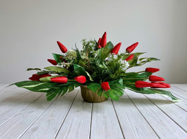 duza-kompozycja-nagrobna-czerwone-tulipany-zlota-okragla-donica.jpg