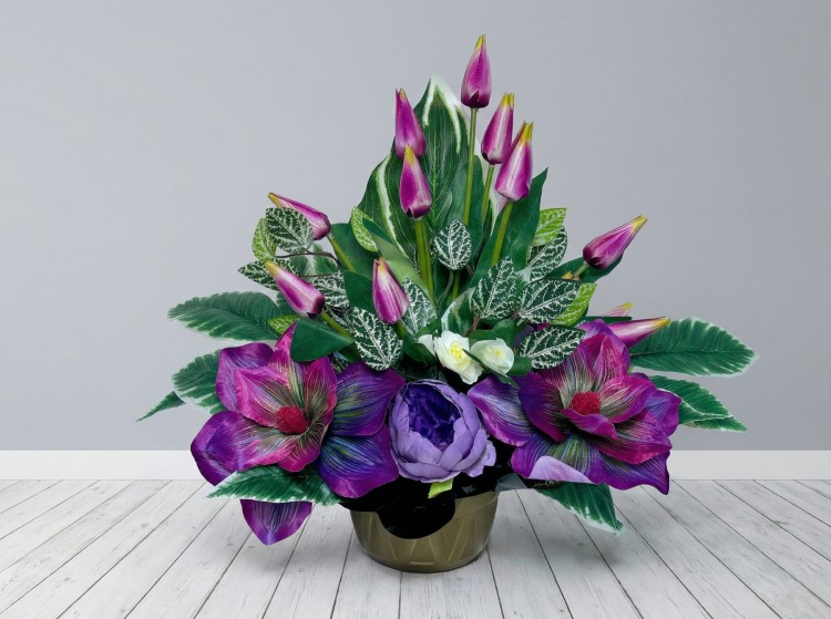 wiosenna-kompozycja-stojaca-fioletowe-tulipany-dalia-piwonia-zlota-donica.jpg