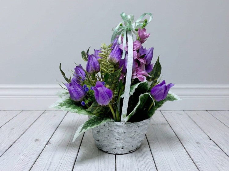 wiosenny-kosz-na-cmentarz-fioletowe-tulipany-ostrozki-bielony-wiklina