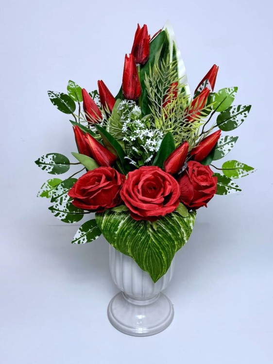czerwony-bukiet-nagrobny-sztuczne-roze-tulipany-do-wazonu.jpg
