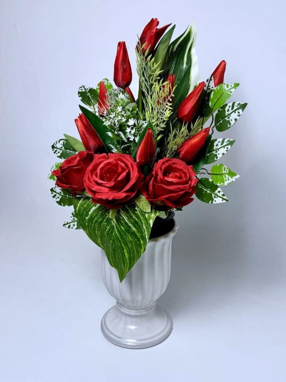 czerwony-bukiet-nagrobny-sztuczne-roze-tulipany-do-wazonu.jpg