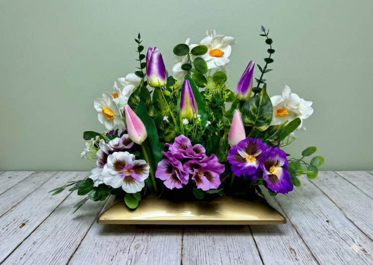 niepowtarzalna-elegancka-kompozycja-kwiatowa-na-cmentarz-na-grob-zolte-zonkile-kolorowe-bratki-tulipany