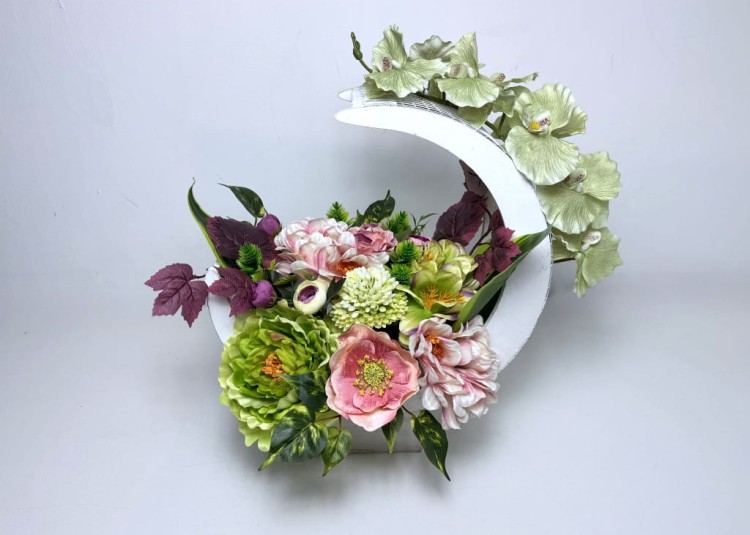 duza-elegancka-zielono-rozowa-kompozycja-kwiatowa-w-koszu-polksiezyc-stroik-na-cmentarz-kompozycja-na-grob-stroik-na-pomnik.jpg