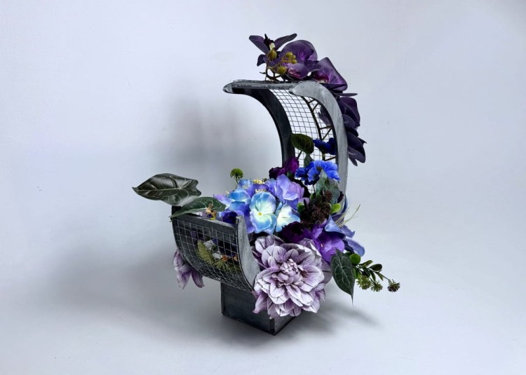 elegancka-fioletowa-kompozycja-kwiatowa-w-szarym-koszu-polksiezyc-stroik-na-cmentarz-kompozycja-na-grob-stroik-na-pomnik.jpg.jpeg