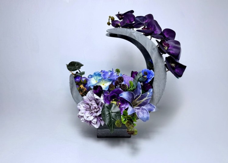 elegancka-fioletowa-kompozycja-kwiatowa-w-szarym-koszu-polksiezyc-stroik-na-cmentarz-kompozycja-na-grob-stroik-na-pomnik.jpg