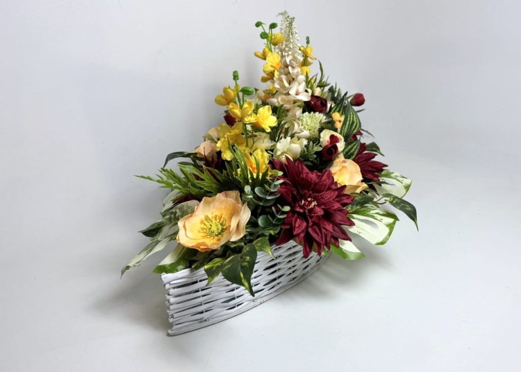 burgundowo-zolta-dluga-kompozycja-kwiatowa-w-koszu-fala-stroik-na-cmentarz-wiazanka-na-grob.jpg