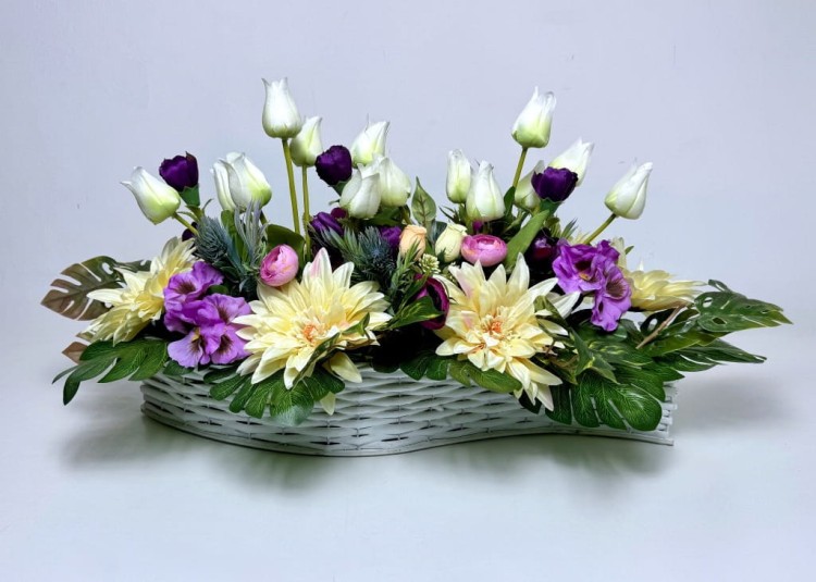 tulipanowy-poranek-wiosenna-kompozycja-kwiatowa-w-koszu-fala-stroik-na-cmentarz-wiazanka-na-grob.jpg