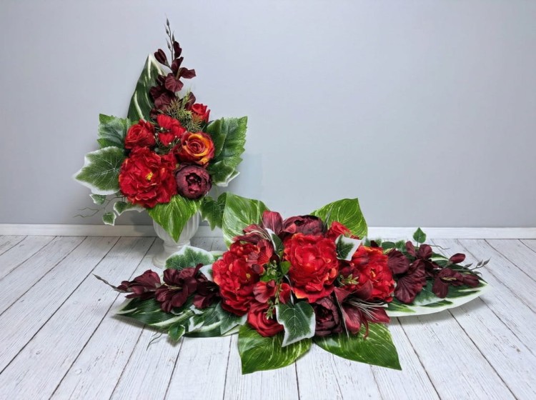 burgundowy zestaw nagrobny mieczyki roze piwonie anemony burgundowe czerwone kwiaty na cmentarz stroik na cmentarz bukiet do wazonu.jpg