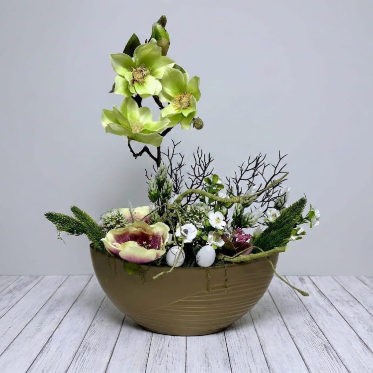 kompozycja-kwiatowa-magnolia-zlota-donica-lezka-handmade.jpg