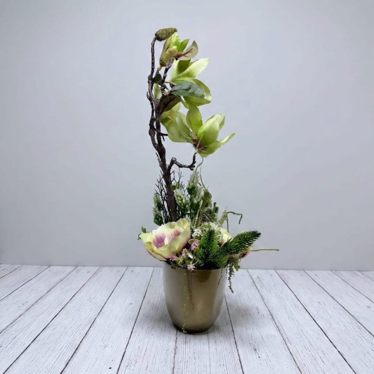 kompozycja-kwiatowa-magnolia-zlota-donica-lezka-handmade.jpg